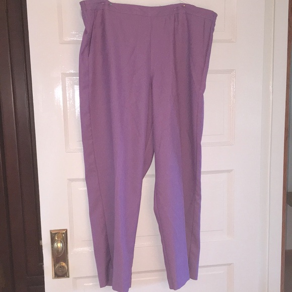 Alfred Dunner Pants - Alfred Dunner lavender size 14, two Frt pockets,polyester, stretchable waist